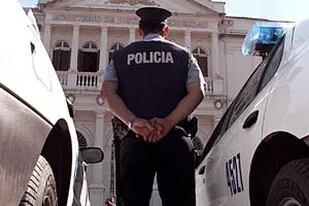Tres policías de San Isidro al servicio de la comunidad