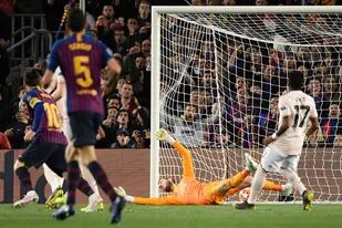 Messi dejó desparramado a De Gea en el primer gol