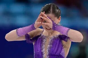 La rusa Kamila Valieva se quiebra anímicamente tras completar el programa corto de la prueba femenina de patinaje artístico en los Juegos Olímpicos de Invierno Pekín 2022.