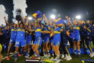 Las jugadoras de Boca con la copa, celebrando el ttulo tras su triunfo por 1-0 sobre UAI Urquiza en el partido desempate.