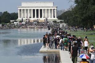 Los manifestantes caminan hacia el Lincoln Memorial, en Washington, para la protesta contra el racismo y la brutalidad policial.
