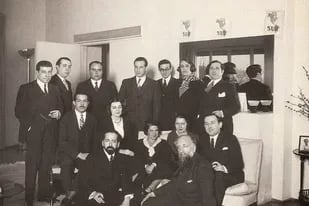 La foto fundacional, con Ocampo, Jorge Luis Borges, Eduardo Mallea, Oliverio Girondo, Norah Borges, Pedro Henríquez Ureña y Ernest Ansermet, entre otros