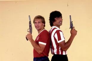 Enzo Trossero y José Luis Brown, capitanes de Independiente y Estudiantes, en una producción de la revista El Gráfico previa a la final del torneo Nacional 1983