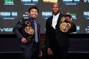 Manny Pacquiao y Yordenis Ugás posan en Las Vegas durante una presentación de su pelea de este sábado.