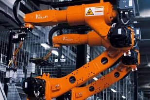 Ante la escasez de operarios, Fast Retailing decidió automatizar toda su cadena de producción y hasta la manipulación final de sus productos estará a cargo de los robots