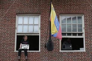 Con carteles en rechazo al presidente encargado, los activistas norteamericanos ocuparon la embajada de Venezuela en Washington