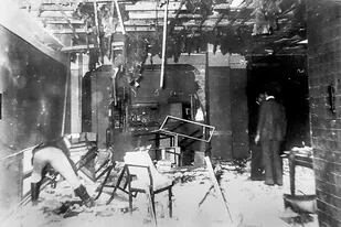 Escenas de destrucción tras la bomba que estalló en el comedor de la Superintendencia de Seguridad Federal, en 1976