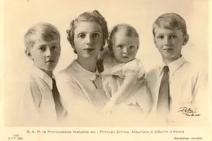 Su alteza real la princesa Mafalda María Elisabetta Anna Romana di Savoia con su tres hijos