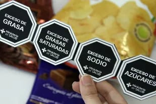 La iniciativa obliga a que los productos destaquen los excesos en materia de azúcares, sodio, grasas y calorías; la industria tucumana rechaza la norma