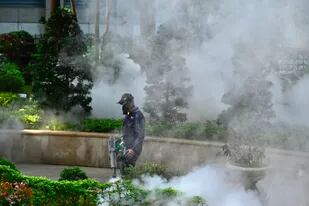 Un trabajador sanitario desinfecta espacios públicos en Taipei