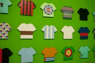 Unas 180 de las 1500 camisetas que pintó Rosana Fuertes integran la muestra "Figuritas. Apariciones futboleras en el arte argentino" en la Casa Nacional del Bicentenario