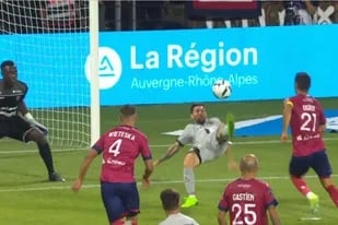 El gol de chilena de Messi, el quinto en la paliza de PSG a Clermont