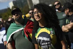 Una seguidorea de Bolsonaro, con una manifestación a favor de los derechos a portar armas y al mandatario de ultraderecha, en Brasilia