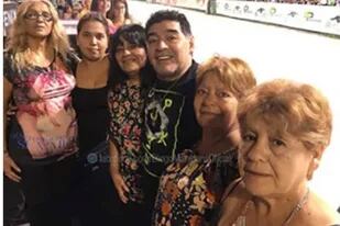 Diego Maradona junto a sus cinco hermanas