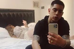 Ecko publicó una foto en su Instagram en la que se veía a Romina Malaspina en su cama.