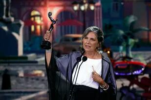 Claudia Piñeiro recibió el premio al Mejor Creador de Teleserie por "El reino", durante la ceremonia de entrega de los Premios Platino celebrada en Madrid