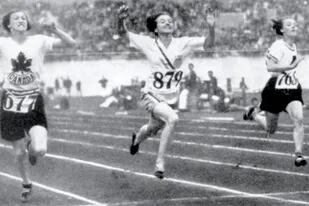 Betty Robinson (879) ganando los 100 metros en Amsterdam 1928