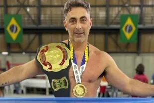 En 2019, el histórico custodio de los Kirchner, Diego Carbone, se coronó campeón de kickboxing en Brasil, en representación de la liga que impulsaron Acero Cali y El Chino Maiana
