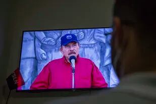 Un hombre observa en televisión un discurso del presidente Daniel Ortega el miércoles 23 de junio de 2021, en su casa en Managua, Nicaragua. (AP Foto/Miguel Andrés)