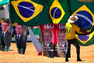 Un puesto de venta de banderas y pósters de Brasil y de los dos candidatos  cerca de la Corte Suprema en Brasilia