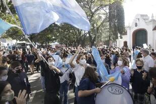 Protesta en la puerta de la QUinta de Olivos, padres y alumnos de diferentes escuelas piden la vuelta a clases presenciales