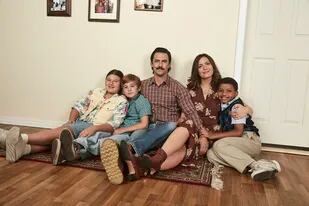 Milo Ventimiglia y Mandy Moore como Jack y Rebecca Pearson junto a sus hijos en This is Us