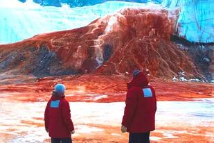 En uno de los lugares más fríos del planeta existe una cascada de color rojo intenso que durante más de un siglo no pudo ser explicada por los científicos