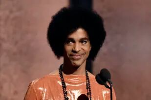 ARCHIVO - Prince presenta el Grammy al álbum del año durante la ceremonia del 8 de febrero de 2015 en Los Ángeles. La delegación del Congreso de Minnesota presentaba el lunes 25 de octubre de 2021 una resolución para otorgar póstumamente la Medalla de Oro del Congreso al superastro del pop Prince, citando su "marca indeleble en Minnesota y la cultura estadounidense". (Foto por John Shearer/Invision/AP, Archivo)