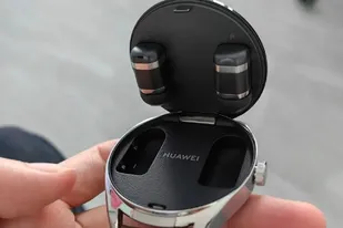 Huawei Watch Buds es un reloj inteligente que permite guardar auriculares inalámbricos en su interior
