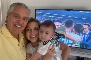 Alberto Fernández celebró con su mujer y su hijo el campeonato mundial del seleccionado