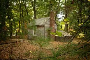 En Thoreau, el salvaje (Godot), del que damos un anticipo, Michel Onfray examina los principios de una vida sabia. En la imagen, la reconstruida cabaña de Walden Pond donde, en julio de 1845, Henry David Thoreau se retiró a los bosques