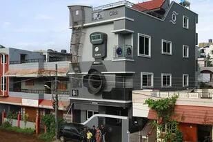 La casa de Ravi Hongal, un fotógrafo de 49 años que construyó una casa con forma de cámara para vivir con su esposa y sus hijos: Canon, Nikon y Epson.