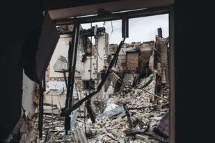 05-03-2022 Una casa destruida por las bombas, a 5 de marzo de 2022, en Irpin (Ucrania). El ejército de Ucrania resiste por el momento el duro asedio de Rusia a su capital, Kiev, donde se recrudecen los combates. Naciones Unidas calcula que este domingo, 6 de marzo, el número de refugiados ucranios podría ascender a 1,5 millones. El número de civiles muertos en el conflicto se acerca a los 3.000 y casi 4.000 heridos según fuentes del gobierno ucraniano.  Después de que Visa y Mastercard se unieran  a la lista de empresas que están cerrando sus filiales en Rusia, Putin dijo que las sanciones impuestas por Occidente y sus compañías  son «una declaración de guerra». Además el presidente ruso  firmó un decreto por el que ordena al Consejo de Ministros elaborar un listado de países que han realizado «acciones no amistosas». POLITICA Diego Herrera - Europa Press