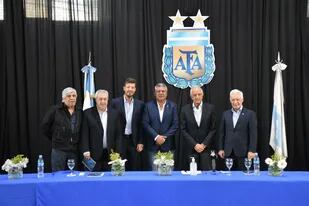 Otros tiempos: el presidente de la AFA con los cinco clubes grandes encolumnados detrás de su gestión; la foto fue hecha durante la asamblea que extinguió la Superliga y creó la Liga Profesional de Fútbol.