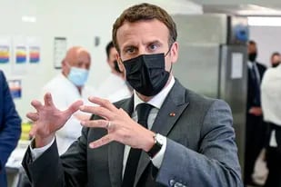 El presidente francés Emmanuel Macron habla con periodistas tras ser golpeado por un hombre durante la visita a un pequeño pueblo