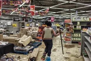 Daños en un centro comercial saqueado en Vosloorus; Sudáfrica