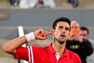 Novak Djokovic busca la complicidad del público: le ganó a Rafael Nadal en Roland Garros.