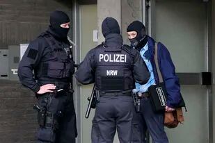 ARCHIVO - Policías investigan en Duesseldorf, Alemania, como parte de redadas en varias ciudades del país el 6 de octubre del 2021.  (AP Foto/Martin Meissner)