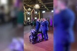 24/05/2022 El novio saca a su madre discapacitada a bailar la noche de su boda POLITICA YOUTUBE - VIDELO - ALAYNA MINES