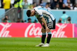 "La Argentina aún tiene dos partidos para revertir el desastre y ahorrarse el bochorno", se escribe en The New York Times