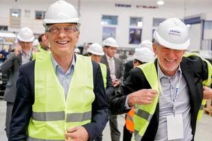 Mauricio Macri junto a Rubén Cherñajovsky en la planta de Newsan