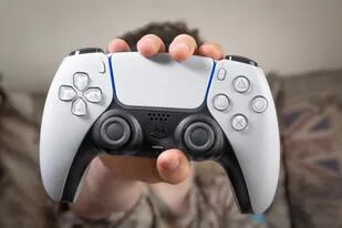 Un control Dual Sense de la PlayStation 5