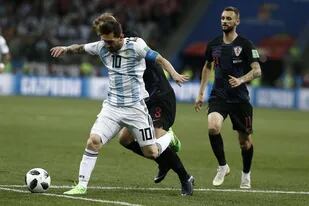 Messi, marcado por Strinic, y seguido de cerca por Brozovic, en la derrota de Argentina ante Croacia en Rusia 2018