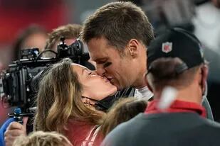 El mariscal de campo de los Tampa Bay Buccaneers, Tom Brady, besa a su esposa Gisele Bundchen después de derrotar a los Kansas City Chiefs en el juego de fútbol americano del Super Bowl 55 de la NFL el domingo 7 de febrero de 2021 en Tampa, Florida; hoy, su familia lo es todo