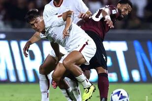 Paulo Dybala cubre la posición en un ataque de Roma ante Salernitana