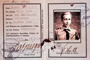 El carnet de afiliado a las Juventudes Hitlerianas. Entonces Peter Brill tenía 16 años