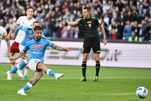 Lorenzo Insigne, del Napoli, anota el gol de su equipo durante el partido de la Serie A en contra de Roma, en el estadio Diego Armando Maradona, en Nápoles, el lunes 18 de abril de 2022. (Alfredo Falcone/LaPresse via AP)