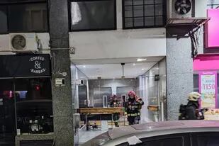 Bomberos, tras apagar el incendio en el departamento 22 F del edificio de Aguilar 2390, propiedad de Felipe Pettinato, donde murió el neurólogo Melchor Rodrigo