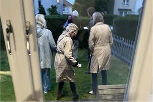 Una usuaria de Twitter relató una curiosa de historia de ocho personas en el patio de su casa
Foto: @lannatolland