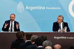 Martín Guzmán y el presidente Alberto Fernández; la continuidad del ministro facilitaría la negociación con el FMI